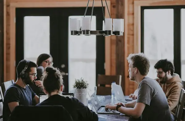 Equipo colaborando en una mesa de trabajo